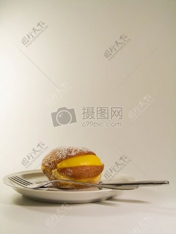 叉子和黄色蛋糕