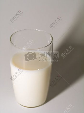 玻璃杯了的牛奶