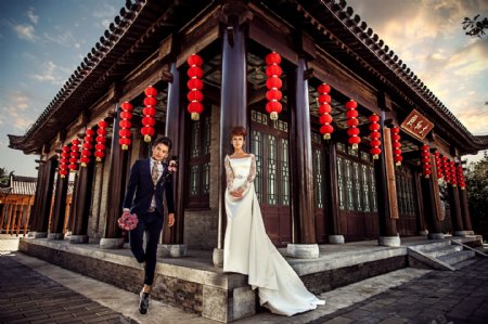 中式建筑与新人夫妻图片