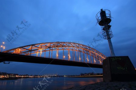 夜晚带灯光的大桥