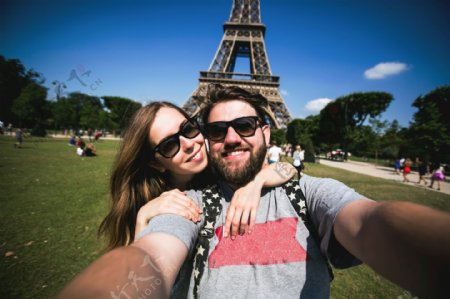 法国旅行的情侣图片