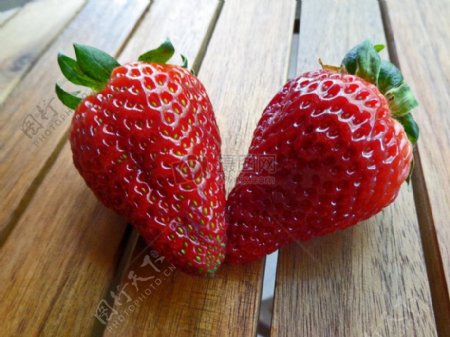 两strawberries.jpg