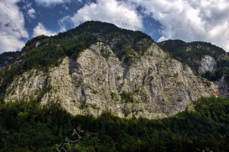 白天灰色岩石峭壁上的山