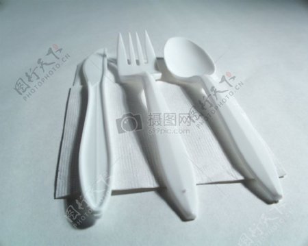 白色的塑料餐具