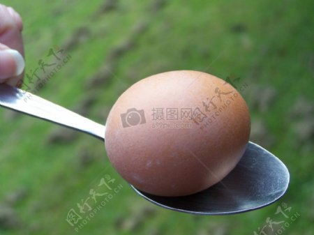 铁勺里的鸡蛋