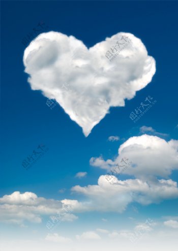 空中的心形白云图片