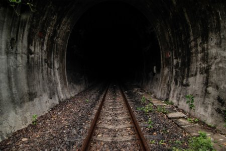 废旧的铁路隧道