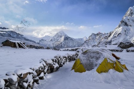 雪景观山冬季远足高峰探险露营帐幕