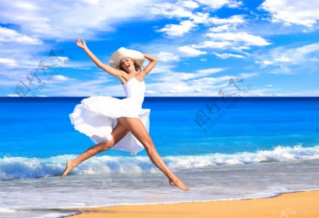 海边跳跃的女人图片