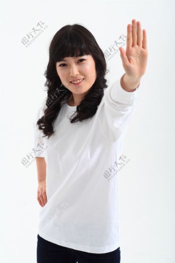 伸出手掌的韩国美女图片