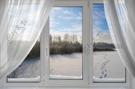 窗户外的雪地景色图片
