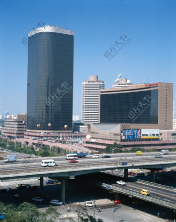 城市高楼与公路图片