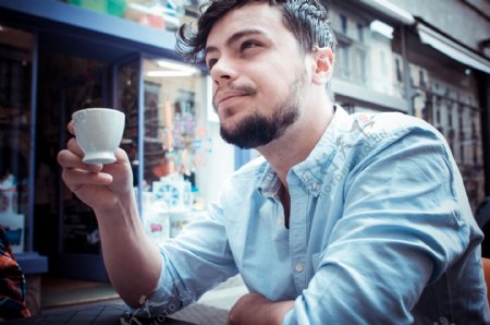 街边喝咖啡的男人图片