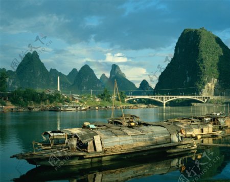 青山绿水小船景观图片
