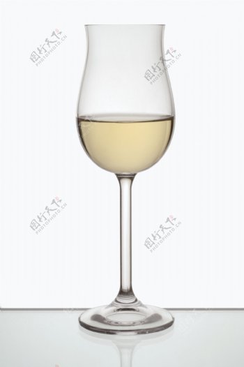 高脚酒杯里的葡萄酒摄影图片