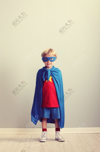 穿着超人衣服的男孩图片