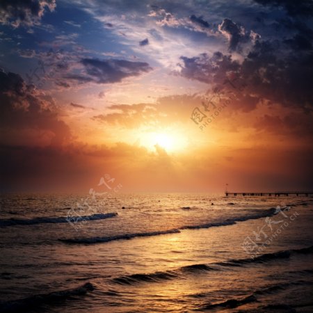 黄昏时的美丽大海图片