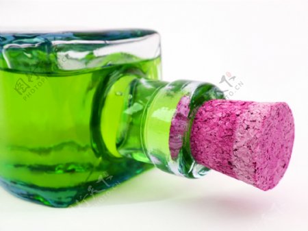 绿色液体的木塞瓶图片