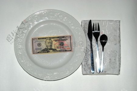 餐具旁的纸币