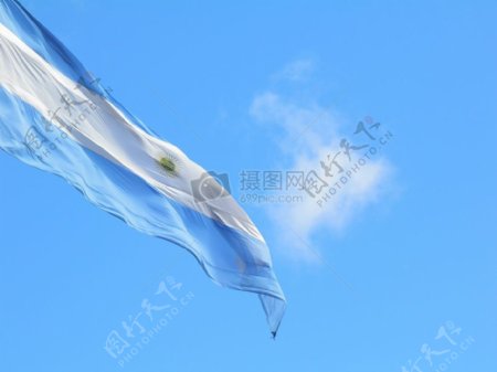 蓝天下的阿根廷国旗