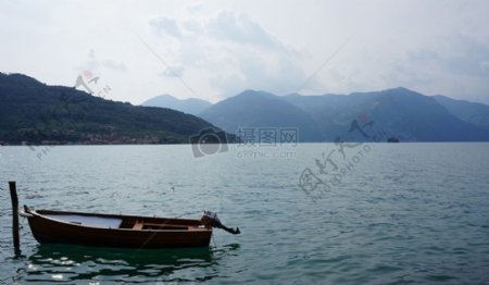 湖面上的小船