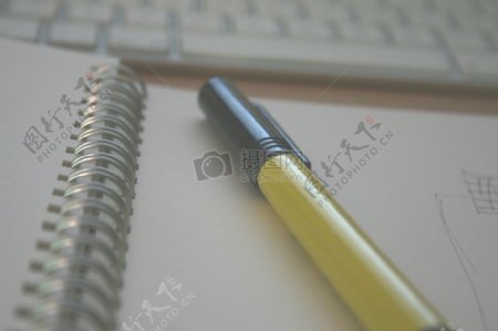 文件夹和中性笔