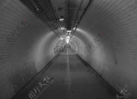 幽深的地铁隧道