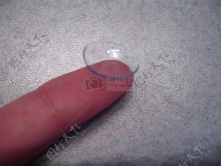 手指上的圆形玻璃片