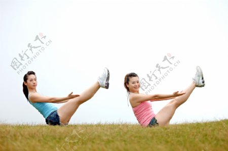 户外草地瑜伽运动女子图片