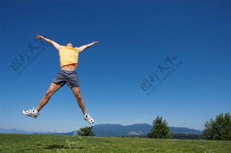 草地跳跃男性图片