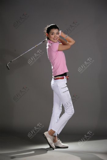 打高尔夫球的女性图片