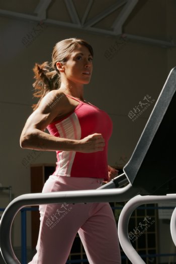 跑步健身的女性运动员高清图片