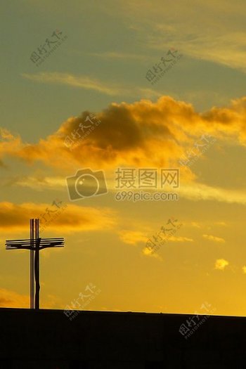 橙色天空下的十字架