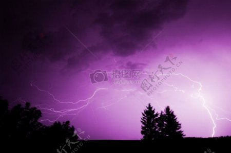 电闪下的紫色天空