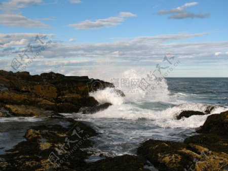 海水面的岩石