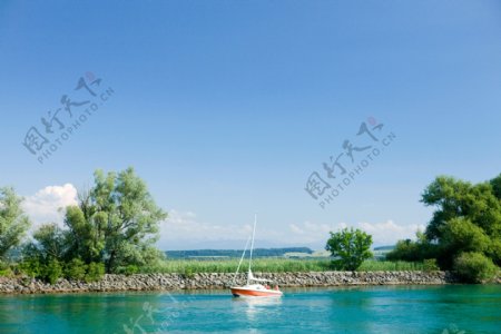 停在湖边的船风景图片