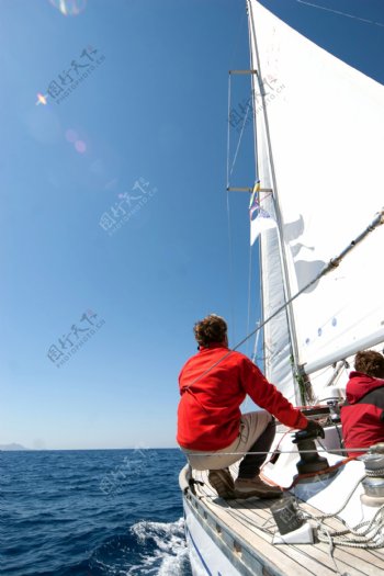 海面行驶的帆船图片