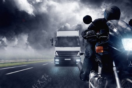 乌云下的卡车和摩托车图片