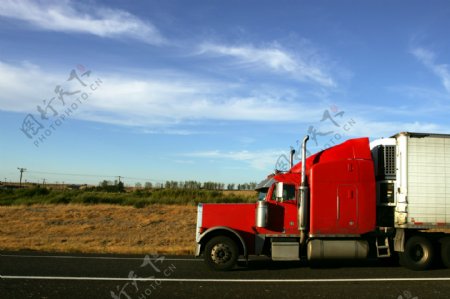 公路上的卡车图片