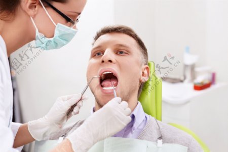 正在修牙齿的男人图片