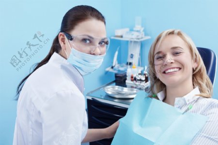 女牙医与患者图片