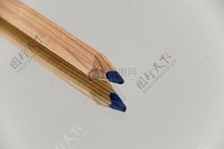 一支蓝色彩色铅笔