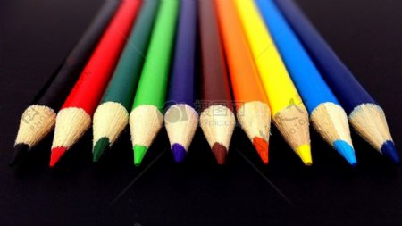 新的彩色铅笔摆放整齐