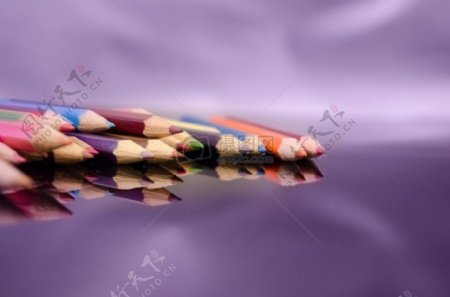镜面上的彩色铅笔