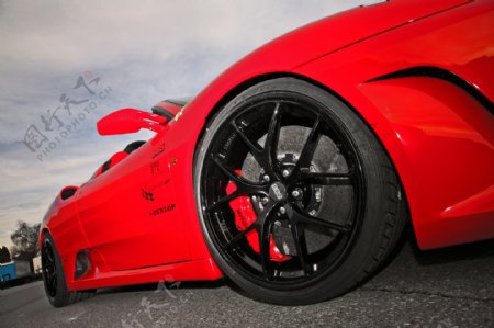 红色汽车车轮摄影图片