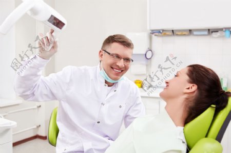 微笑的牙医与病人图片