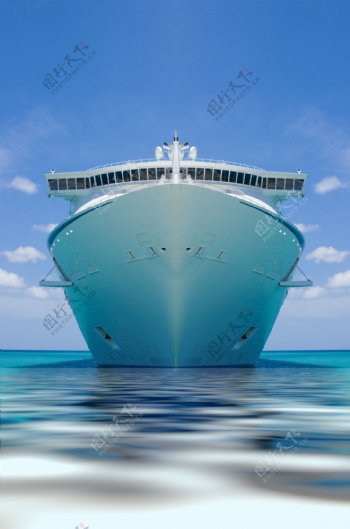 大海中的轮船图片