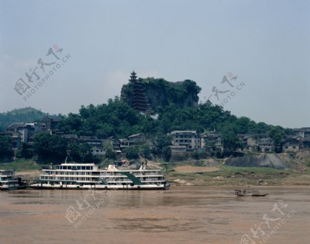 青山河流轮船景观图片