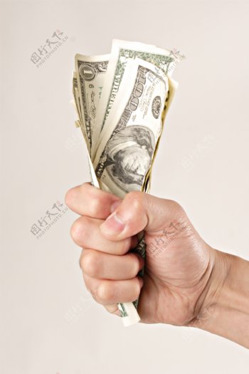 手捏着的美元钞票特写图片