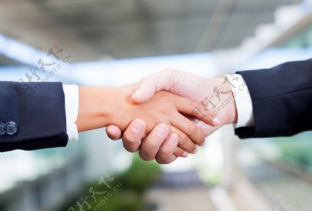 握手的商务男士图片